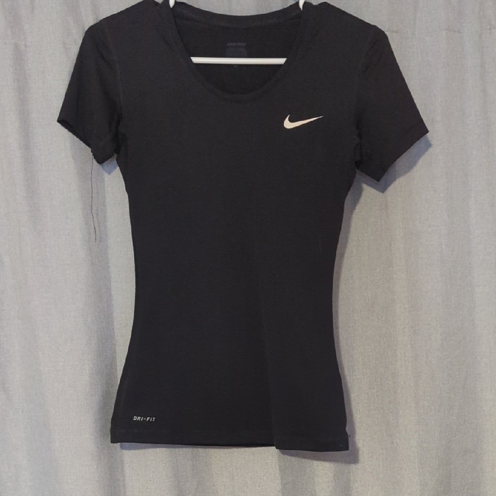 Nike Pro Women's  Black Short Sleeve Tee
